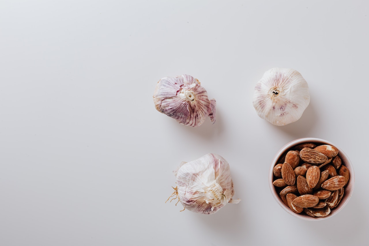 Dried garlic by Garden Bangladesh